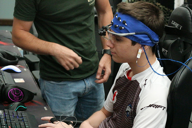 thegoodgamer's tweet photo. ¿Qué ocurre en nuestro cerebro cuando jugamos #eSports?

Trabajo en equipo y liderazgo no son valores que uno podría asociar solo al deporte, sino que van más allá. Los #eSports, no son una excepción y así lo demuestra el proyecto #BrainGamer 🎮🧠

➡️ https://t.co/s744rRM9Se https://t.co/gG5bcxmDz4
