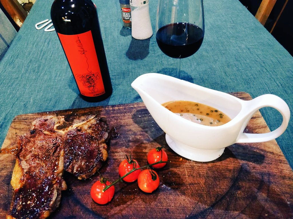 CookEffing's tweet image. Pretty lockdown steak... For when there's fuck all to do but look forward to dinner! #lockdowncooking