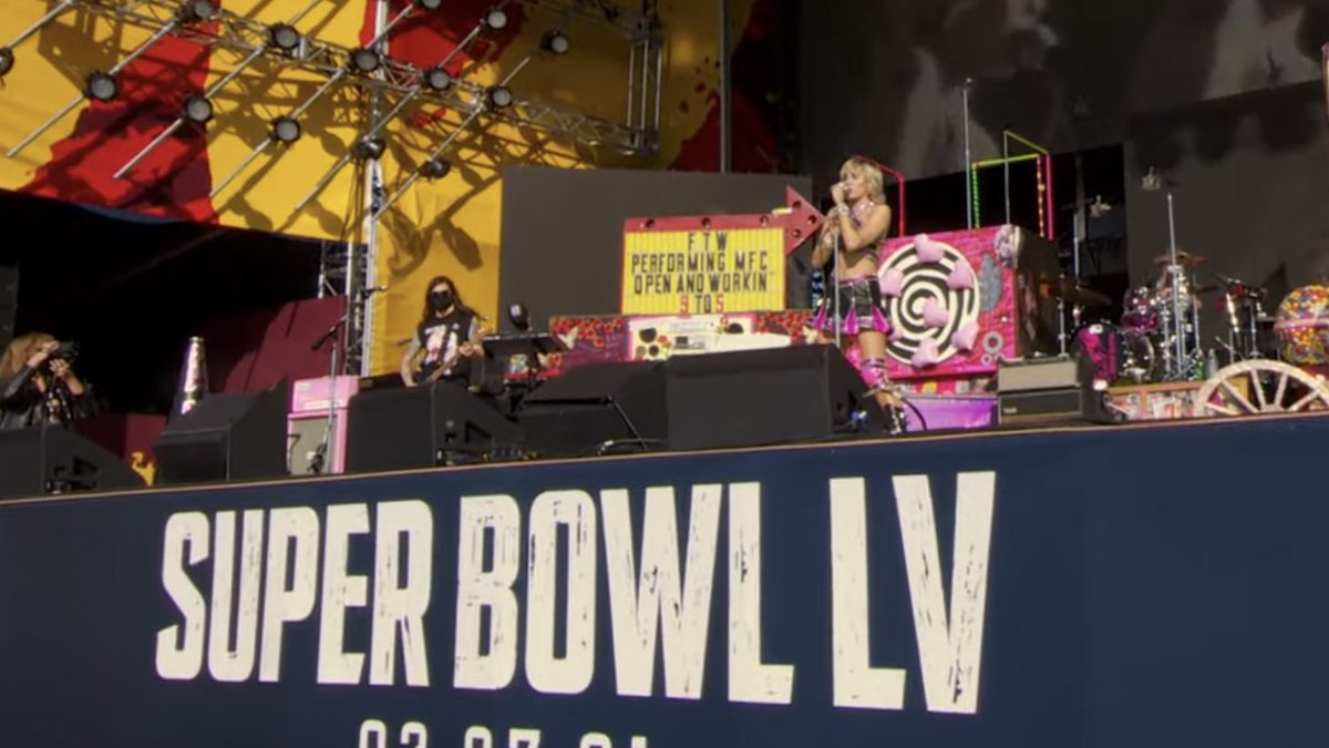 mileyworld's tweet photo. Miley Cyrus – Edge of Midnight #SBLV Pre-Show Performance https://t.co/fWoXtx6hG7 https://t.co/yc4A9H53VI