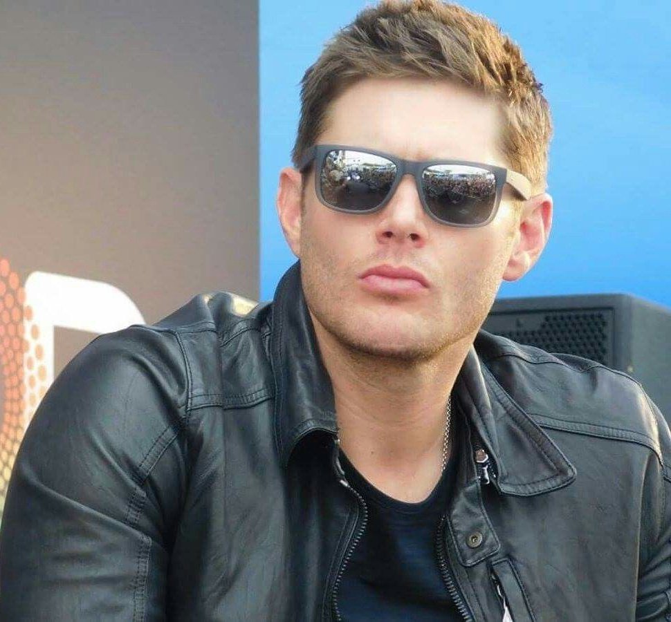 Jensen and Dean also have the same good taste in clothes. Sometimes they even literally share the wardrobe.Dean:         Jensen: