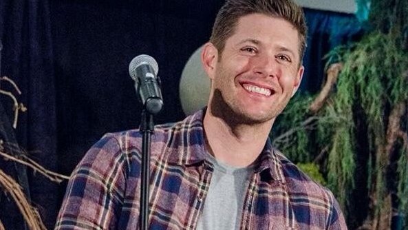 Jensen and Dean also have the same good taste in clothes. Sometimes they even literally share the wardrobe.Dean:         Jensen: