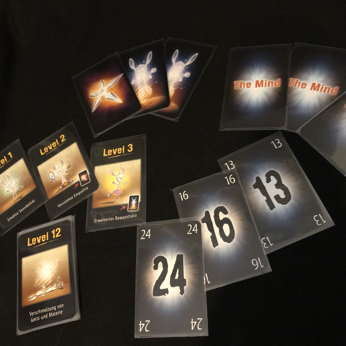 Vanillekeksy's tweet photo. Heute gibt es am #recommonday etwas für den Kopf - eins meiner liebsten Kartenspiele: THE MIND
Bei diesem Spiel müsst ihr euch blind verstehen - im Uhrzeigersinn muss man ohne zu sprechen und ohne Mimik und Gestik die Zahlen in der richtigen Reihenfolge legen! https://t.co/M2do9OFwIc