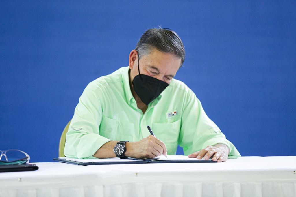 Hoy cumplo el compromiso 27 del Plan de Acción. Desde el Instituto Técnico Superior de Agrotecnología de Las Américas (INA) en Divisa, sancioné la ley que crea el Régimen Especial para el Establecimiento de Agroparques en el país y promueve la cadena productiva de valor agregado.