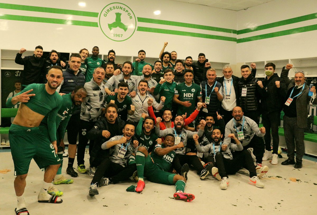 Giresunspor's tweet photo. 🇳🇬👑 Bize LİDERLİK ÇOK YAKIŞIYOR✅💪💚🤍 https://t.co/FpjDczpBEC