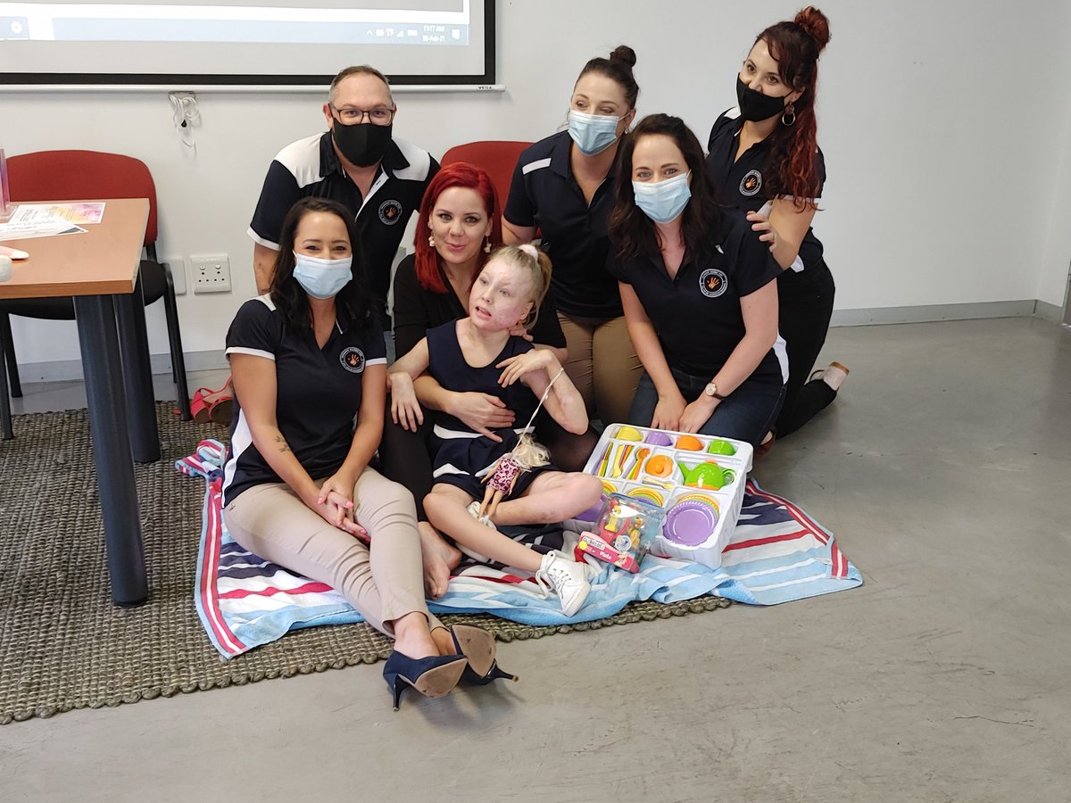 <a href="/solhelpendehand/">Solhelpendehand</a> het vandag vir Anice Barnard Kruger en haar dogter, die 11-jarige brandslagoffer #Pippie, as hoopdraers vir die samelewing vereer. <a href="/solidariteit/">Solidariteit</a> <a href="/NoethHannes/">Solhelpendehand</a> <a href="/SolidariDirk/">Dirk Hermann</a> <a href="/EsnaColyn/">Esna Colyn</a> <a href="/flip_buys/">Flip Buys</a>