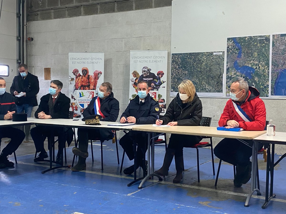 mickaelvallet's tweet photo. Accueil républicain ce matin de la ministre @b_abba pour écouter et remercier l'ensemble des équipes mobilisées dans l'agglomération de @SaintesOfficiel par l'épisode de crue de la Charente. La coordination est d'une efficacité remarquable. https://t.co/x5JqZgVEUC
