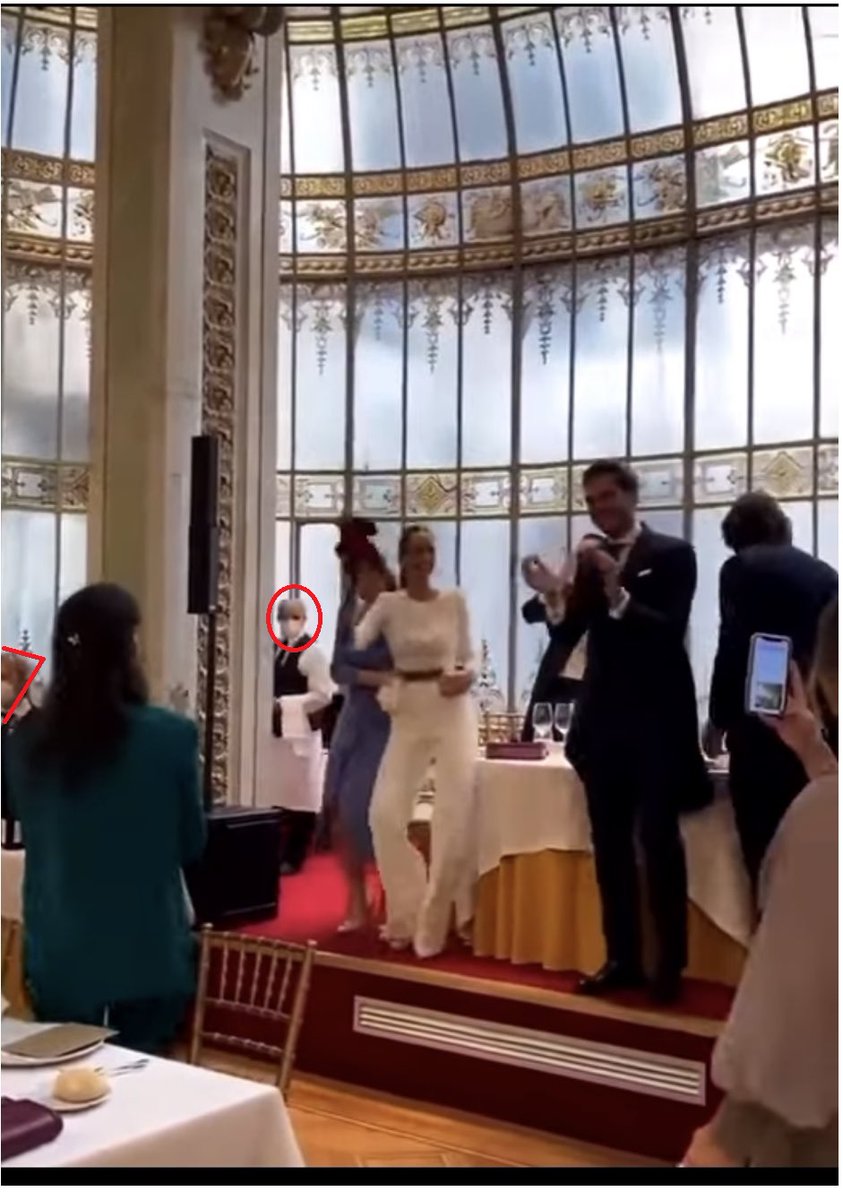 FonsiLoaiza's tweet photo. Los únicos que llevaban mascarillas en la boda de la alta burguesía en el Casino de Madrid eran los trabajadores: camareros y fotógrafo. Como decía una pintada: "Los trabajadores muriendo y los pijos de fiesta contagiando" https://t.co/1Fsoqqcj6Z