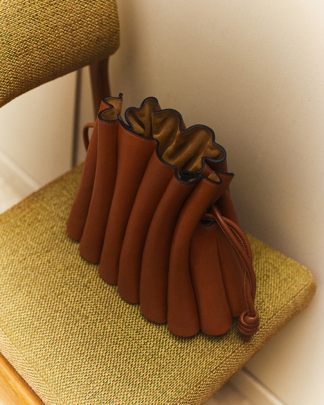 LOEWE on X The Flamenco Ondas clutch bag in smooth leather the newest member of the Flamenco family. https t V7jZ2gc8SM LOEWE LOEWEflamenco https t ZoAqJvTFZA X