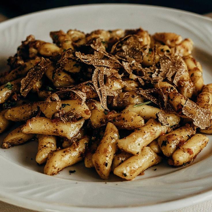 classicvegbox's tweet photo. With valentines day coming up this weekend why not try making an indulgent truffle pasta or gnocchi with @trufflehunteruk truffle paste! #classicvegbox #cook #foodie #londonfoodies #homecook #pasta #gnocchi #truffle #trufflepaste #trufflehunter #valentinesday #recipe #indulge https://t.co/aOZbn30qQ4