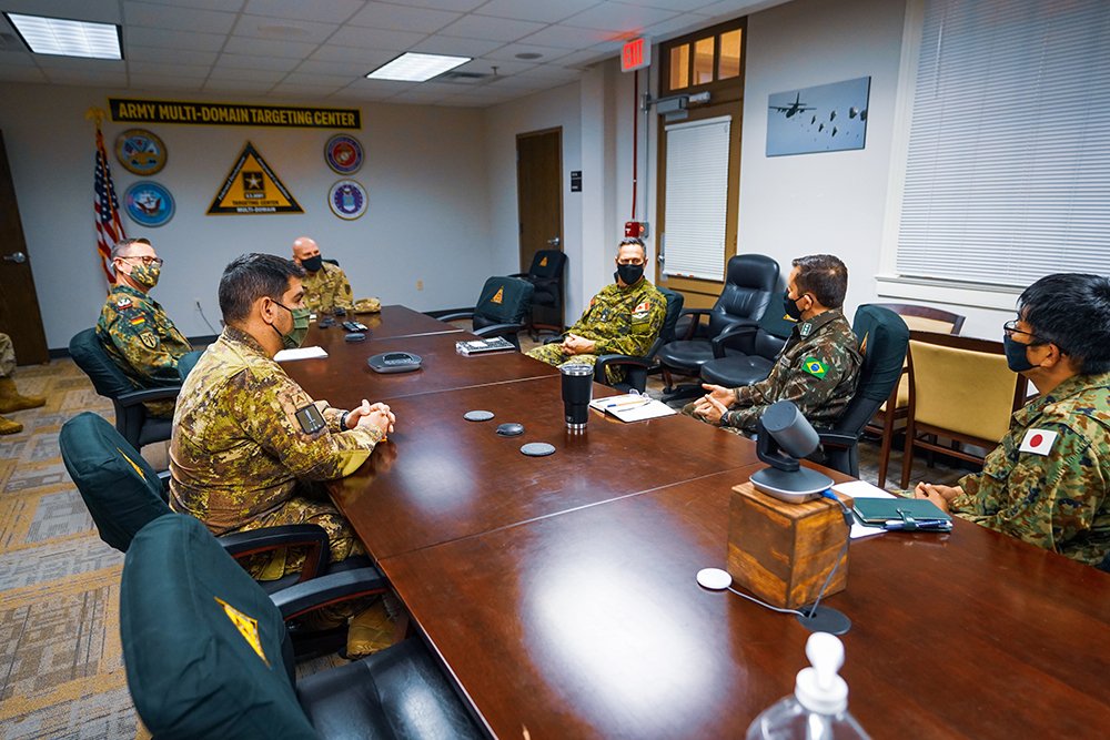 USArmyFortSill's tweet photo. BG Brooks paid a visit to the Foreign Liaison Officers today to talk shop. Officers from Canada, Brazil, Japan, Germany and Italy gathered for a chat about where they’re heading in the new year, together. #ThisisMySquad

#PeopleFirst #WinningMatters
@TRADOC @USArmy #usacac https://t.co/Axpnmxsp2K