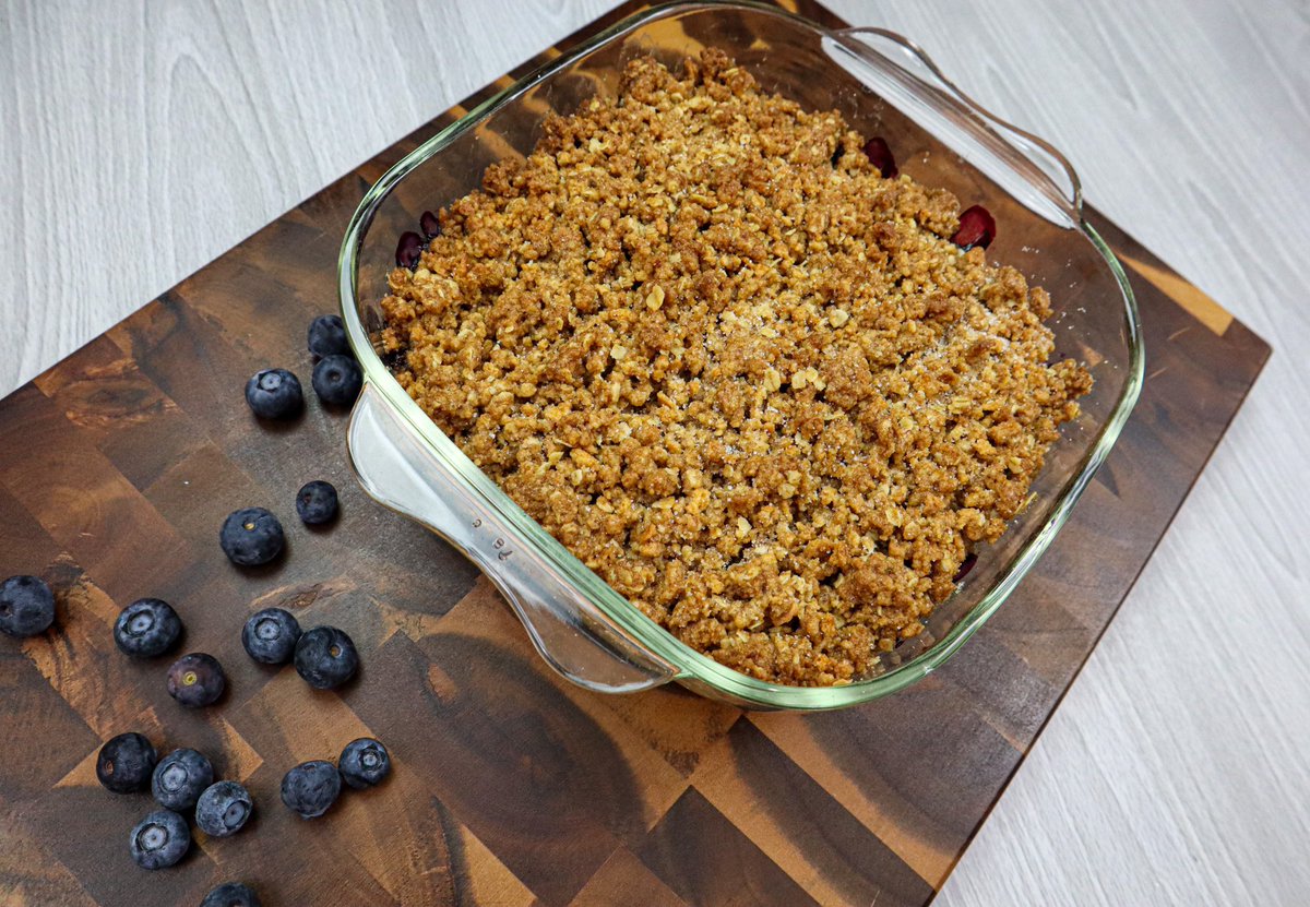 kindavegan10's tweet photo. Delicious recipe that anyone can try! This blueberry crumble is absolutely amazing, the perfect balance of sweet + crunchy. Goes great with vegan vanilla bean ice cream : )  Enjoy! 🫐

#KindaVegan #Vegan #Inclusivity #BlueberryCrumble #VeganDessert #VeganVanillaBean #Blueberries https://t.co/Txk2heXaL9