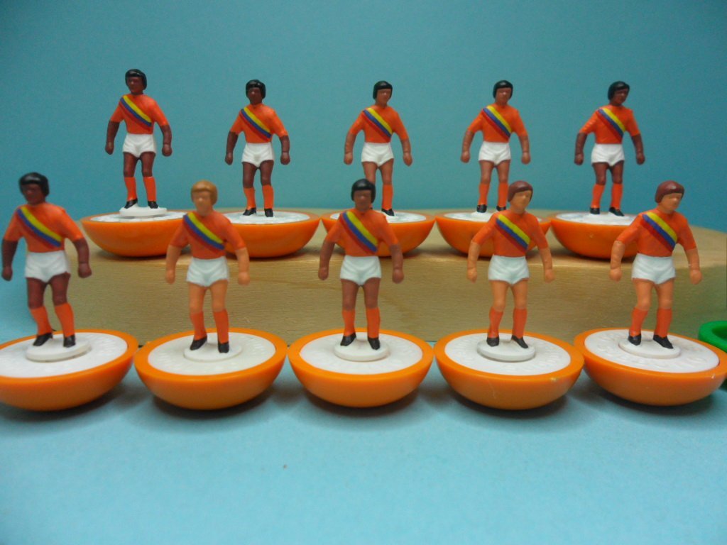 helcol123subbu1's tweet photo. The answers to this weekend's #subbuteo #footballquiz sash design kits: #crystalpalace #colombia #bulgaria #venezia Thanks to all those who guessed. #cpfc #veneziafc #palace #leecry @VeneziaFC_IT @RedNBlueArmy1 #rednbluearmy #holmesdaleonline #crystalpalacefcnews #backofthenest https://t.co/t1eULeM9K8