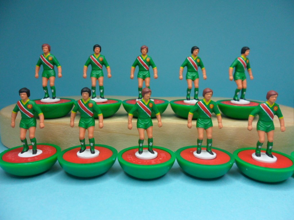 helcol123subbu1's tweet photo. The answers to this weekend's #subbuteo #footballquiz sash design kits: #crystalpalace #colombia #bulgaria #venezia Thanks to all those who guessed. #cpfc #veneziafc #palace #leecry @VeneziaFC_IT @RedNBlueArmy1 #rednbluearmy #holmesdaleonline #crystalpalacefcnews #backofthenest https://t.co/t1eULeM9K8