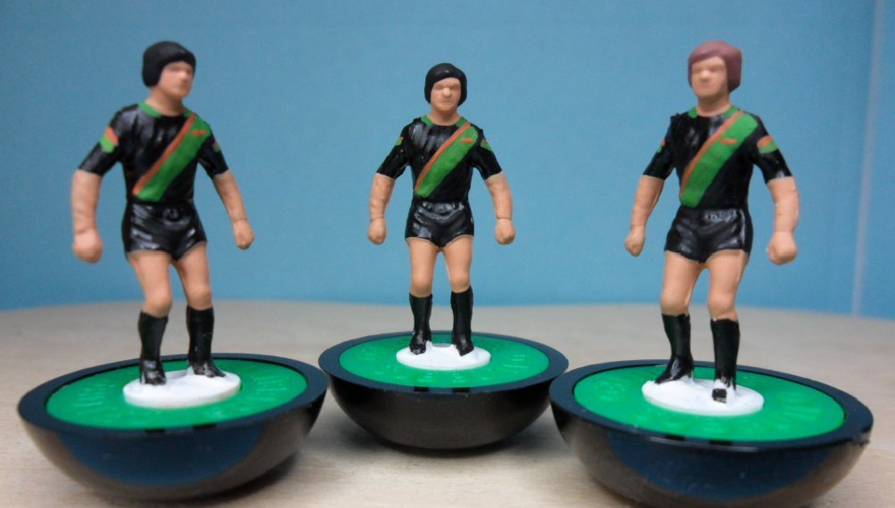 helcol123subbu1's tweet photo. The answers to this weekend's #subbuteo #footballquiz sash design kits: #crystalpalace #colombia #bulgaria #venezia Thanks to all those who guessed. #cpfc #veneziafc #palace #leecry @VeneziaFC_IT @RedNBlueArmy1 #rednbluearmy #holmesdaleonline #crystalpalacefcnews #backofthenest https://t.co/t1eULeM9K8