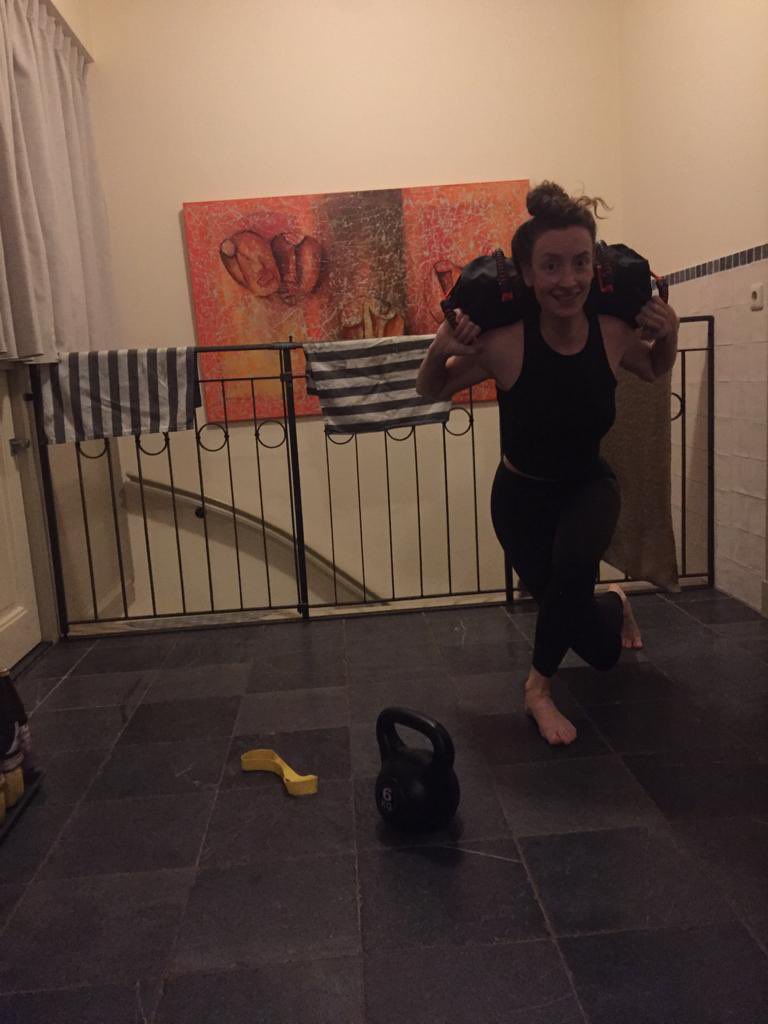 clairetetteroo's tweet photo. Van wandelen in je skibroek & dikke jas, naar sporten in je bijna blote bas(t) #homegym #snowfilter https://t.co/dyMEt8SAoC