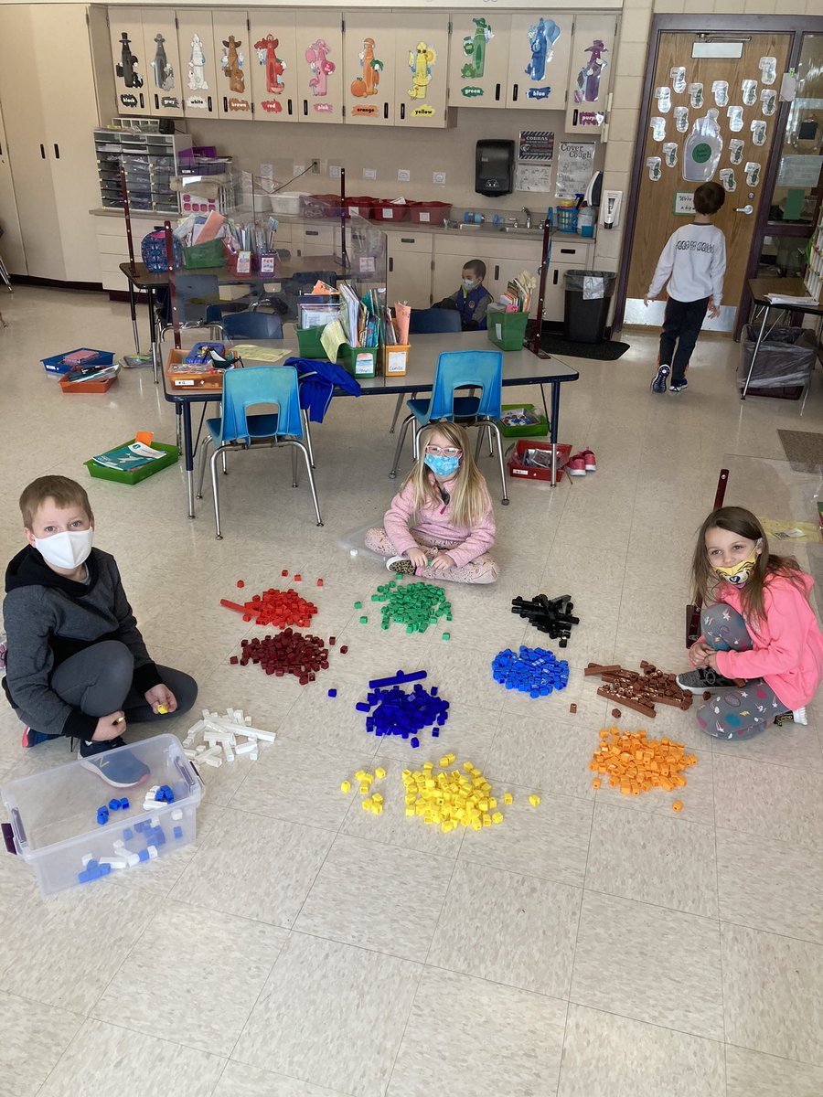 BickelsPickles's tweet photo. When inside recess turns into voluntarily organizing the unifix cubes by color and then sorting into groups of 10! 😆#secretlylearning @TritonCobras @TritonElementa1 https://t.co/H1AFgJC8zt
