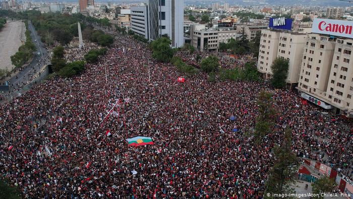 DonRectificador's tweet photo. 🔴¿Y si adelantamos el término del mandato de Piñera a este 11 de marzo?
Fuimos millones en todo Chile, y seremos más aún. No podemos permitir que se repitan las mismas atrocidades que en dictadura.

JUEVES 11 DE MARZO 2021 DEBERÍAMOS IR A LA MONEDA.
DEMOS FIN AL PIÑERA CULIAO. https://t.co/kkWxwmYfRd