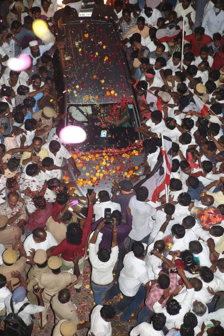 rajappa_senthil's tweet photo. புரட்சித் தலைவி வழி வந்த ஒரு தாய�� பிள்ளைகள் ஒற்றுமையோடு இணைந்து செயல்படுவதே என் விருப்பம். உங்கள் அன்புக்கு நான் அடிமை https://t.co/hDxcCLZU5M