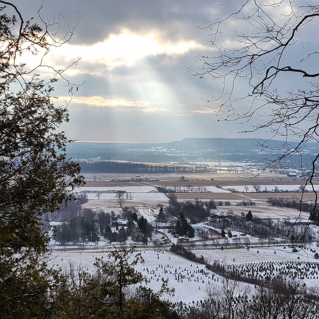 Stanfields1856's tweet photo. There's no shortage of beautiful views in this country and this shot from the trails of Rattlesnake Point near Milton, Ontario shows just how true that is!🍁

📷 C. Elliott

#Stanfields #Since1856 #ProudlyCanadian #ExploreOntario #RattlesnakePoint https://t.co/hIosj5OtVK