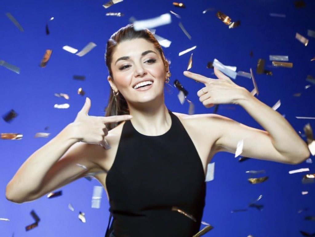saraxlewissland's tweet photo. HANDE ERÇEL X SIGNAL WHITE NOW #HandeErçel #WhiteNow #SignalTurkiye @HandeErcel 🦷 🤍 💙 https://t.co/sp3hCD3vA0