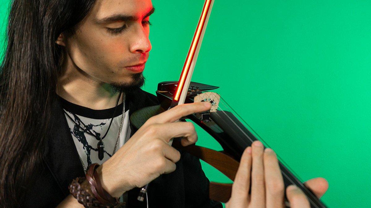 DaniFLepoka's tweet photo. ¡¡¡Nueva cover el próximo lunes 15!!!
Y esta vez no es una tema de rock. ¿Alguna idea?
Pista: alguna vez he publicado su letra 😏
📸 @disego_11
#violin #electricviolin #longhairman #metalboy #portrait #electricviolinist #debler #yamaha #ledlights #ledbow #violincover https://t.co/Yclj9FG35G