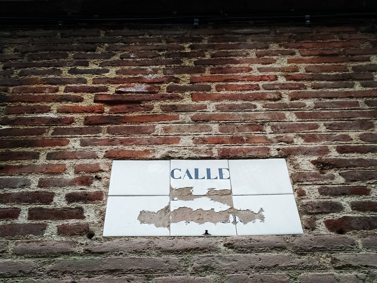JaviGarP's tweet photo. Sin calle. 

#calle #calles #callesdemadrid #letrero #azulejos #callescuriosas #fachadas #fachadasdecasas #fachadascuriosas #sincalle #letrerosantiguos #casavieja #casasviejas #casasantiguas #oldhouses #street #withoutstreet #madrid #madridspain #picoftheday #picoftheday📷 https://t.co/wwUn6hIZV0