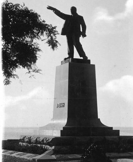 Памятник Ленину, довоенный. Находился в бывшем Александровском сквере, на Набережной возле «грибков». Очень интересная поза у вождя 😀

#ялта #история #ссср #ленин #вождь