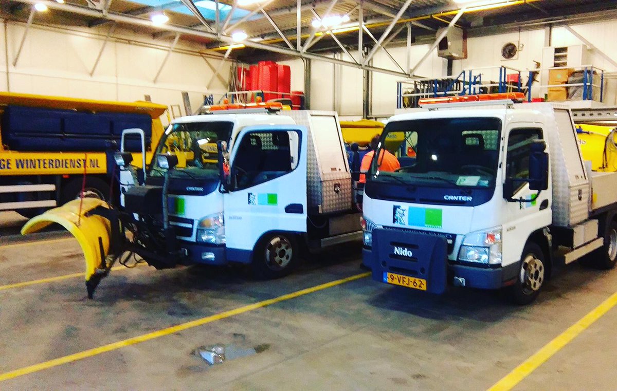 GemWestland's tweet image. We zijn om 20.00 uur gestart met een volledige strooironde waarbij we ook sneeuwschuiven. Wees voorbereid als je de weg op moet! #glad #strooien #zout