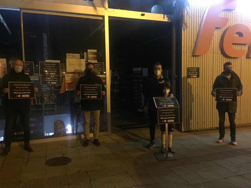 FerrerSport's tweet photo. Esta tarde hemos reivindicado la apertura inmediata de todos los comercios riojanos #comercioseguro #tenemosplan #ayudasdirectas #reaperturaya https://t.co/hiqJkGQqXR