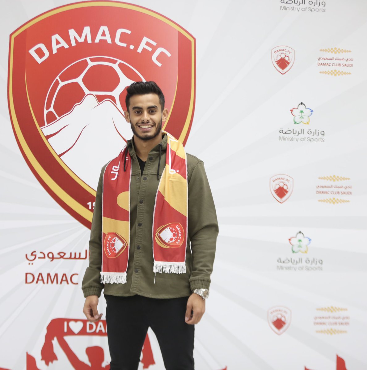 تعاقدت إدارة نادي #ضمك مساء أمس مع اللاعب بدر منشي والحارس يزن جاري ليمثلوا صفوف الفريق الأول لكرة القدم وذلك بحضور الرئيس التنفيذي للنادي الأستاذ / أحمد الشهري .