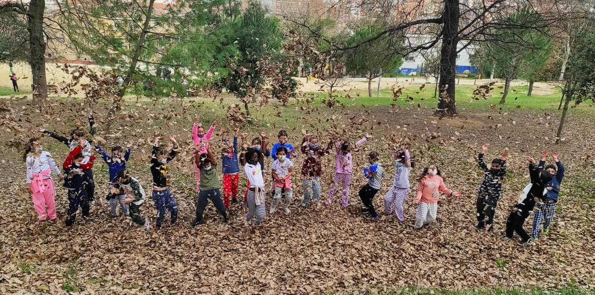 PauCasals_Rubi's tweet photo. Amb pijama i peluix els infants de tercer gaudeixen d’una sortida matinal a  l’entorn rural.
Gestionar plegats l’aula acomplint acords té com a premi consensuat anar al bosc. #gestiodaula @aliancesmagnet @educaciocat @filmotecacat @educacio360 #rubicity #comunitat https://t.co/I9DoyKgyoy