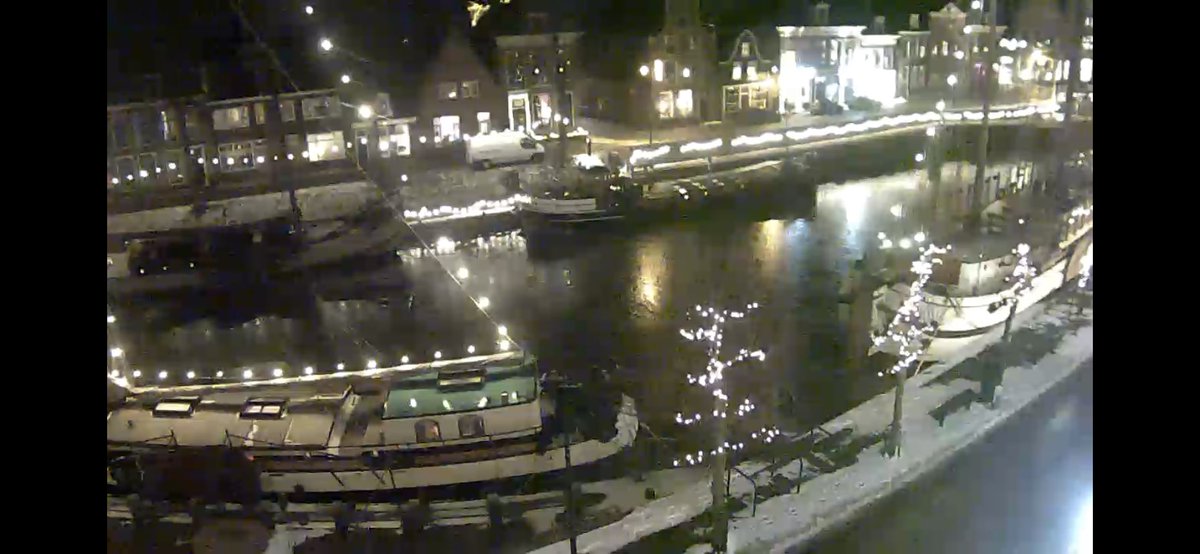jacobdevries's tweet photo. Even over de #elfstedentocht2021: er ligt nog geen, ik herhaal: GEEN, centimeter ijs op de route. Kalm aan iedereen. Beeld: Diepswal Dokkum #Elfstedentocht https://t.co/f7i9un0A4X