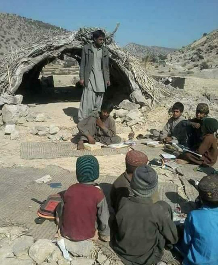 AbmberB's tweet photo. بلوچستان کے مستقبل کو جان بوجھ تعلیم سے دور رکھا جارہا ہے کیونکہ دشمن جانتا ہے کہ باشعور اور پڑھے لکھے لوگ کھبی بھی اس کے قبضہ کو قبول نہیں کرینگے https://t.co/AhlxK2Mp0s
