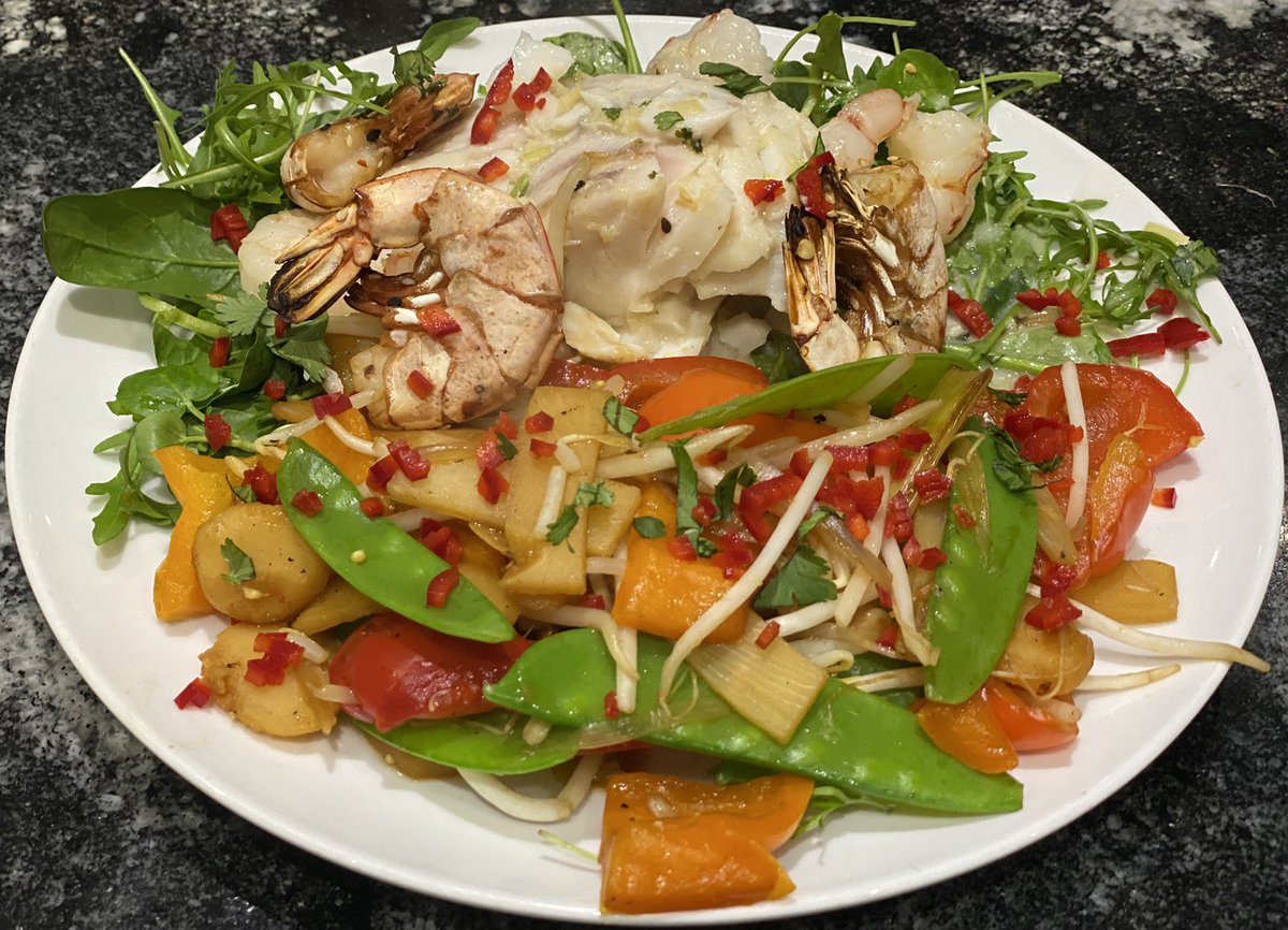 Wild shrimp & cod coconut curry with stir fried vegetables #teacher5aday #learn 🐟🦐 @SlimmingWorld 3 syns/serving for the light coconut milk in the sauce