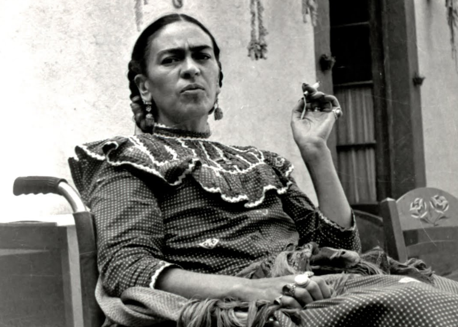 museoestudioDR's tweet photo. Frida Kahlo, en su casa de Coyoacán, cerca de 1953. https://t.co/eAX08XQleC
