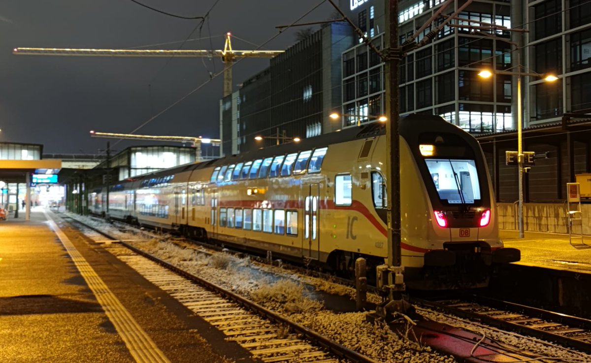 15Volt's tweet photo. #StuttgartHbf, was haben wir den hier: ein #InterCity2 als IC 2289 nach Singen. Gut sieht der ja schon aus aber störanfällig als hätte man nie Kabelverlegt 😂. Ach und nebenbei in #Stuttgart hat es ganz leicht wieder #Schnee, aber ganz leicht. https://t.co/1R7fCtgCIz