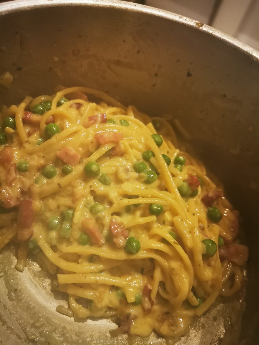 hecooksalot's tweet photo. Tonight's menu. Spaghetti, smoked bacon, pea, cheddar, finished with egg yolk and chicken stock. Vegan option - Braised lentils, courgette, celery, spinach & lemon #homecooking #tastystuff #simpleas https://t.co/4d7fg6Dfu2