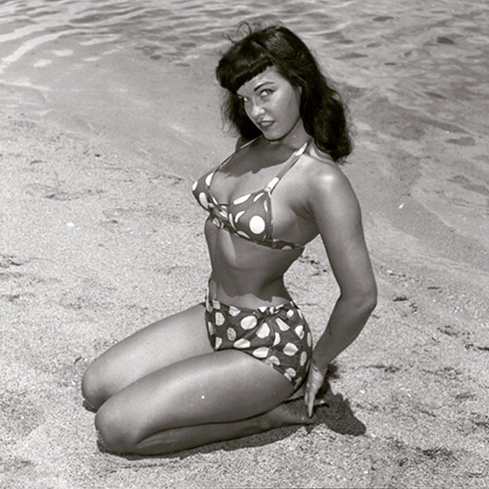 Happy Monday from the queen in the homemade polka dot bikini! 👙☀️💞

#pinupqueen #bettiepage #1950s #beachbettie #pinup #retrostyle #bettiebangs #pinupgirl #icon #polkadotbikini