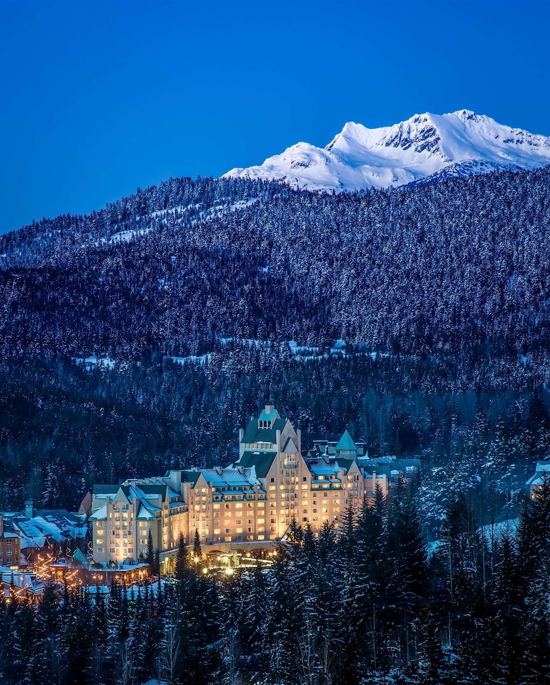wheredreamslead's tweet photo. We love a snowy winter getaway!  Especially when it comes with mountain views by a roaring fire, spa days and outdoor dining in a snow globe!    📸Credit @FairmontHotels 

https://t.co/uErLUVr82z https://t.co/G1Gm6bmgnW