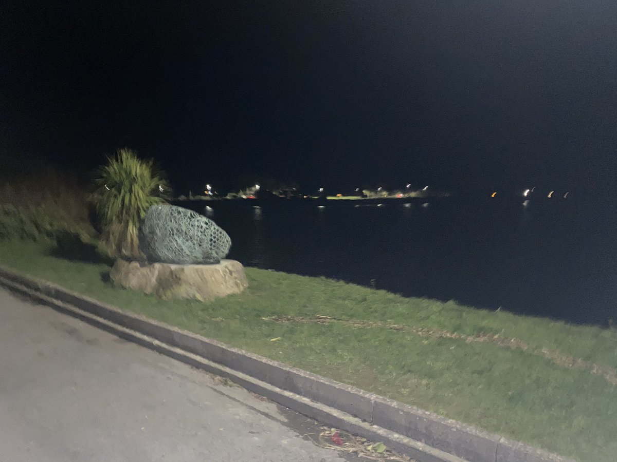 mshanley_m's tweet photo. #100daysofwalking #MovewithTrisha later than usual tonight #kenmarepier #threemusicans #cold #is the #BeastFromTheEast coming?? All wrapped up tonight! @100DaysOfWalkin @WAWHour https://t.co/5vi3G6xyMK