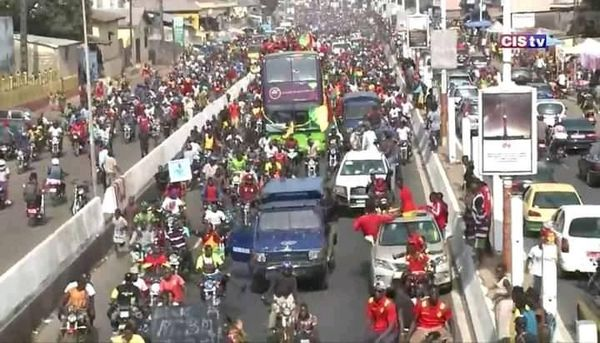 RSIsportinfo's tweet photo. 🛑#CHANTotal2020 : Accueil triomphal réservé au Syli Local
Ils ont juste décroché la troisième place du classement en battant le Cameroun. Mais ils ont mis le pays sens dessus dessous. Les guinéens sont sortis en masse pour accueillir leurs héros.
👏🏿👏🏿🇬🇳🇬🇳
#RSI https://t.co/0hB3JrgEyV