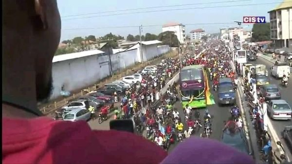 RSIsportinfo's tweet photo. 🛑#CHANTotal2020 : Accueil triomphal réservé au Syli Local
Ils ont juste décroché la troisième place du classement en battant le Cameroun. Mais ils ont mis le pays sens dessus dessous. Les guinéens sont sortis en masse pour accueillir leurs héros.
👏🏿👏🏿🇬🇳🇬🇳
#RSI https://t.co/0hB3JrgEyV