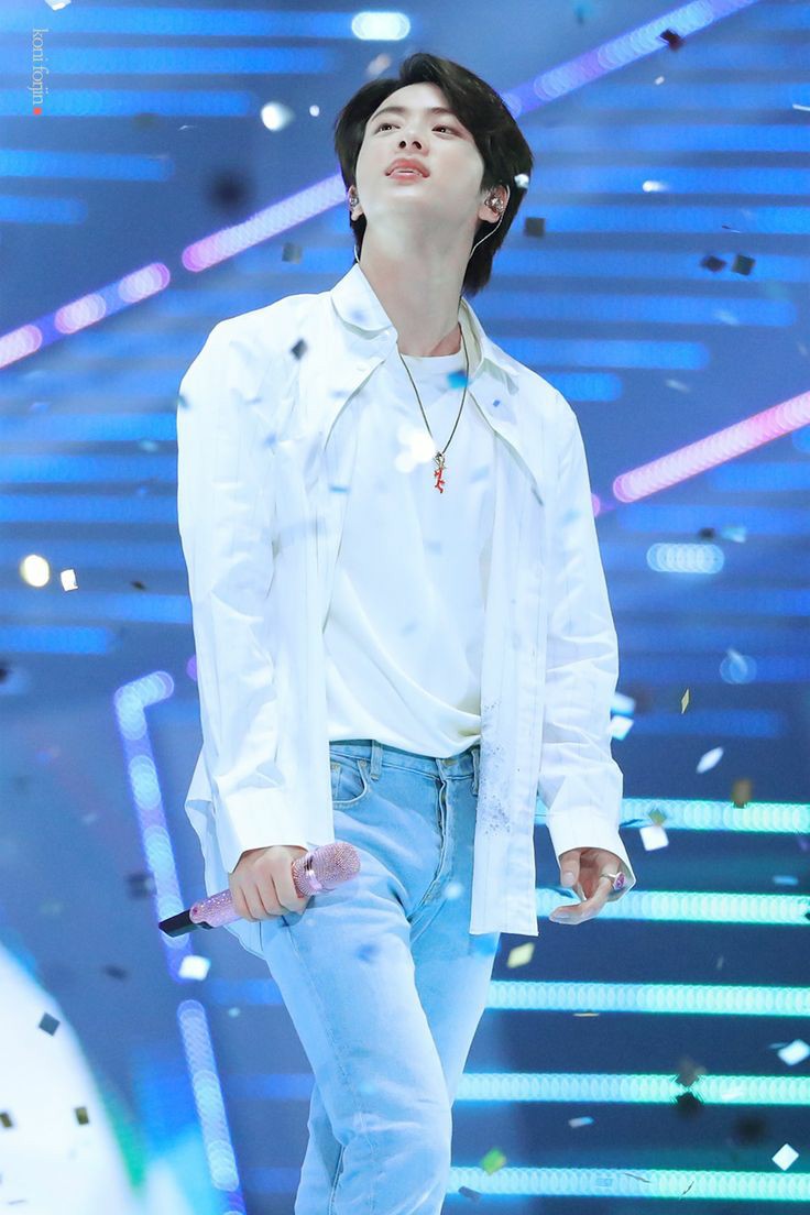 NmsMema's tweet photo. Me gusta como sale SeokJin en medio de estas lluvias de papelitos...
#방탄소년단진 #방탄진 #진 #석진 #JIN #BTSJIN #SEOKJIN
#ジン #金碩珍
#TeamBrave #AllJinDeservesIsLove #SeokjinWeek https://t.co/OH65EVMhiW