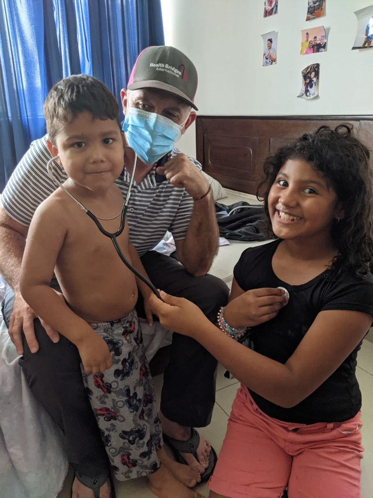 The only way we will get through the pandemic is collaboration. Our partners from @SomethingNewOrg are doing amazing work with Venezuelan immigrants at Hope House in Lima. Under challenging circumstances, Dr. Jason is taking care of a number of families!