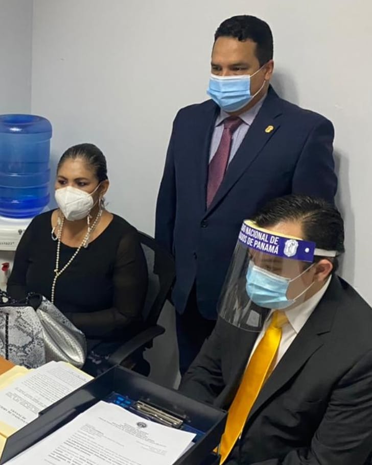 En la tarde de hoy el Colegio Nacional de Abogados <a href="/panamacna/">Colegio Nacional de Abogados</a> presentó denuncia por ejercicio ilegal de la profesión en contra de un grupo de ciudadanos extranjeros que se hacen pasar por abogados.