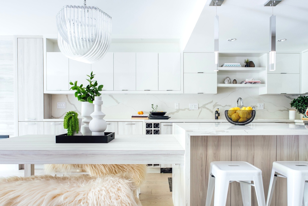 The Homer II Residence / Multifunctionality! 
.
When space is limited, we love creating multifunctional areas like this one that serves as an island, a table and a bar!
.
📷 @JulieRowPhoto.Interiors
