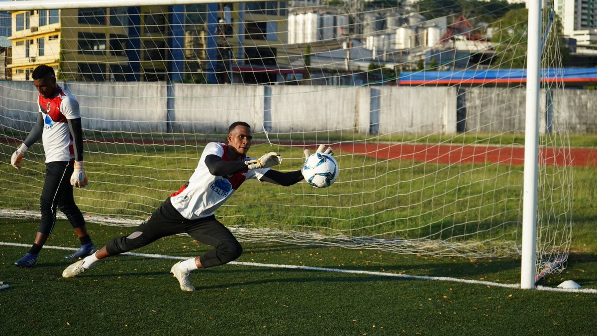 sportingsmfc's tweet photo. Arrancamos una nueva semana de entrenamientos con todo. 💪
Aquí algunas imágenes 📸 de la sesión del lunes. 🔴⚫
#Protegete
#LavateLasManos
#yosoysporting #soyrojinegro #sanmiguelito https://t.co/aQZfq5lYr9