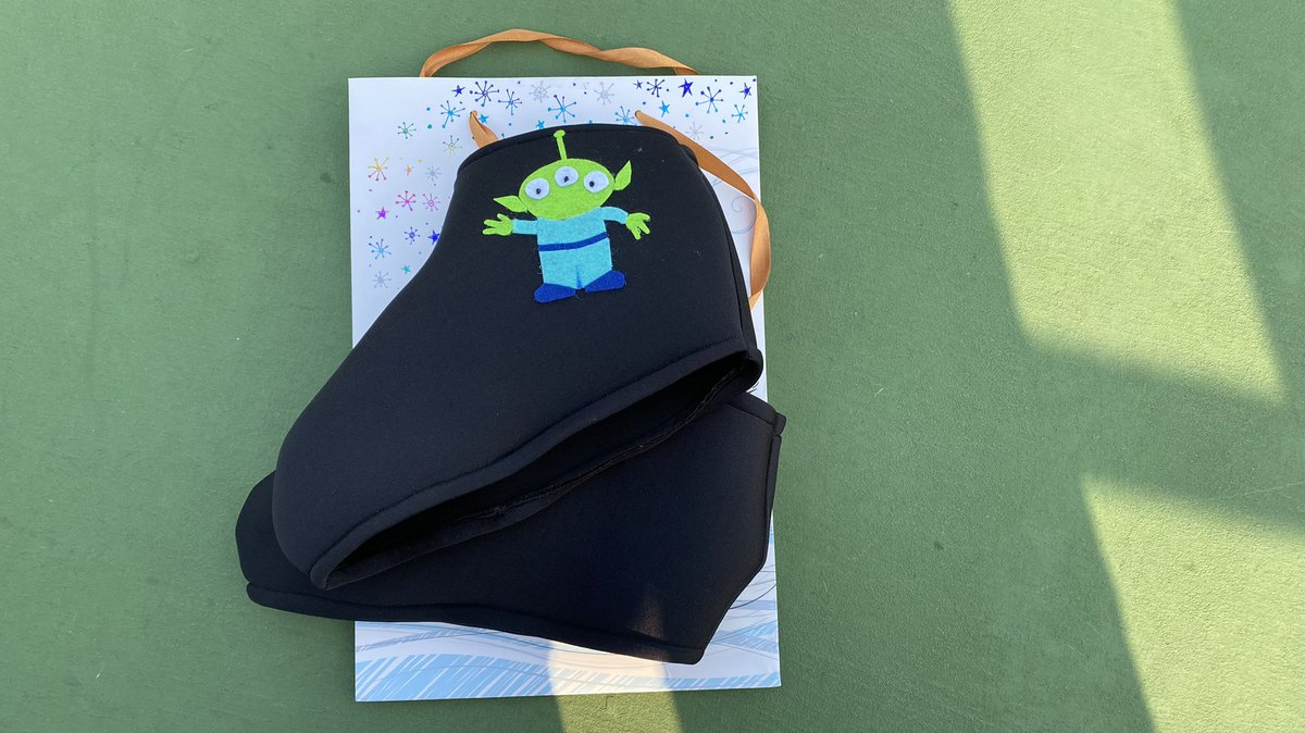ellaguinevere's tweet image. Handmade neoprene skating #bootcovers for my skating friend’s birthday!

#artisticrollerskating #ellaskatingdress #figureskating on land #skatingaccessory