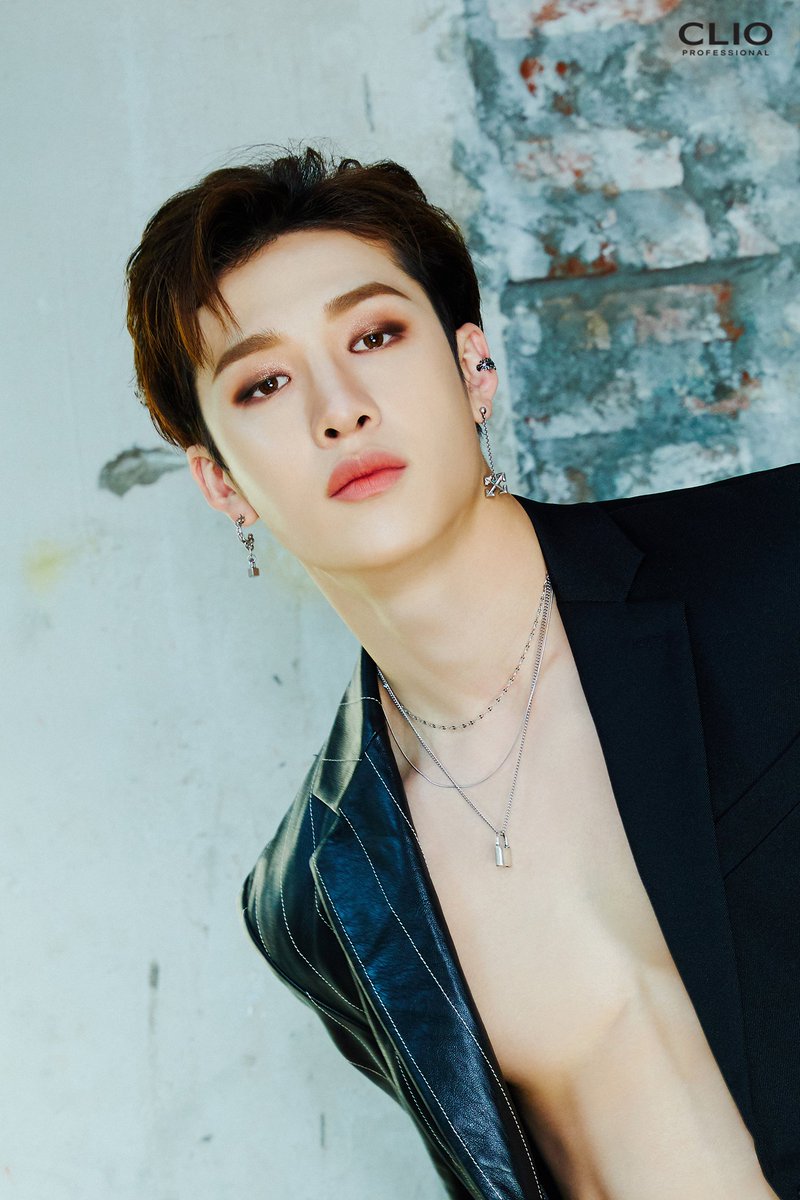 StrayKidsGlobal's tweet photo. "CLIO X Stray Kids
21SS Spicy Flavor
Bang Chan Hyunjin

𝑵𝑬𝑾 Pro Eye Palette Mini
01 Mono Mode                      02 Rosy Haze

#CLIO #스트레이키즈 #StrayKids #ProEyePaletteMini #MonoMode #RosyHaze"

@Stray_Kids https://t.co/09x3FkXLw0