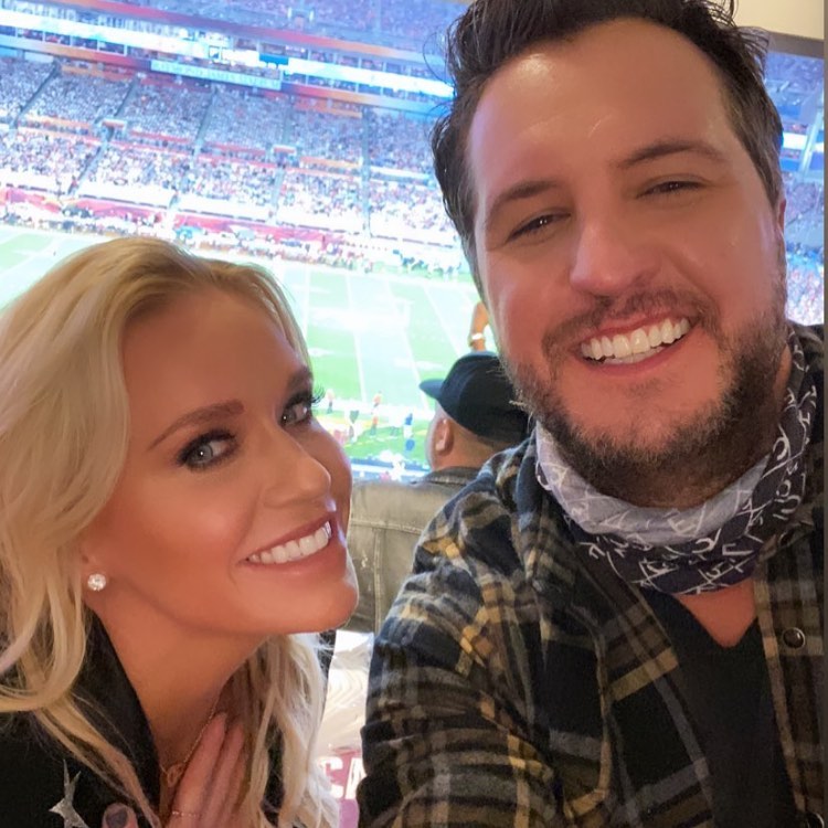 KVETFM's tweet photo. Did y'all really think Luke & Lina Bryan were gonna go to the #SuperBowl and NOT have the most fun?! You can't stop these two have having a blast wherever they go! 😂
@lukebryan @linabryan3
#lukebryan #linabryan #tampabay https://t.co/7TWmKMyjsN